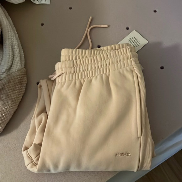 brand new aritzia lsweats cozy fleece boyfriend size medium never worn w tags - Picture 2 of 2